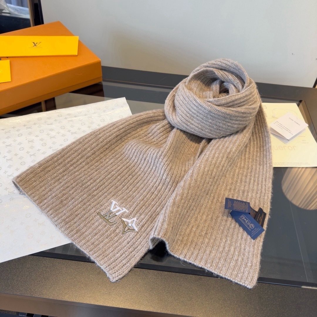 Louis Vuitton Rib-Knit Beanie & Scarf Set — front